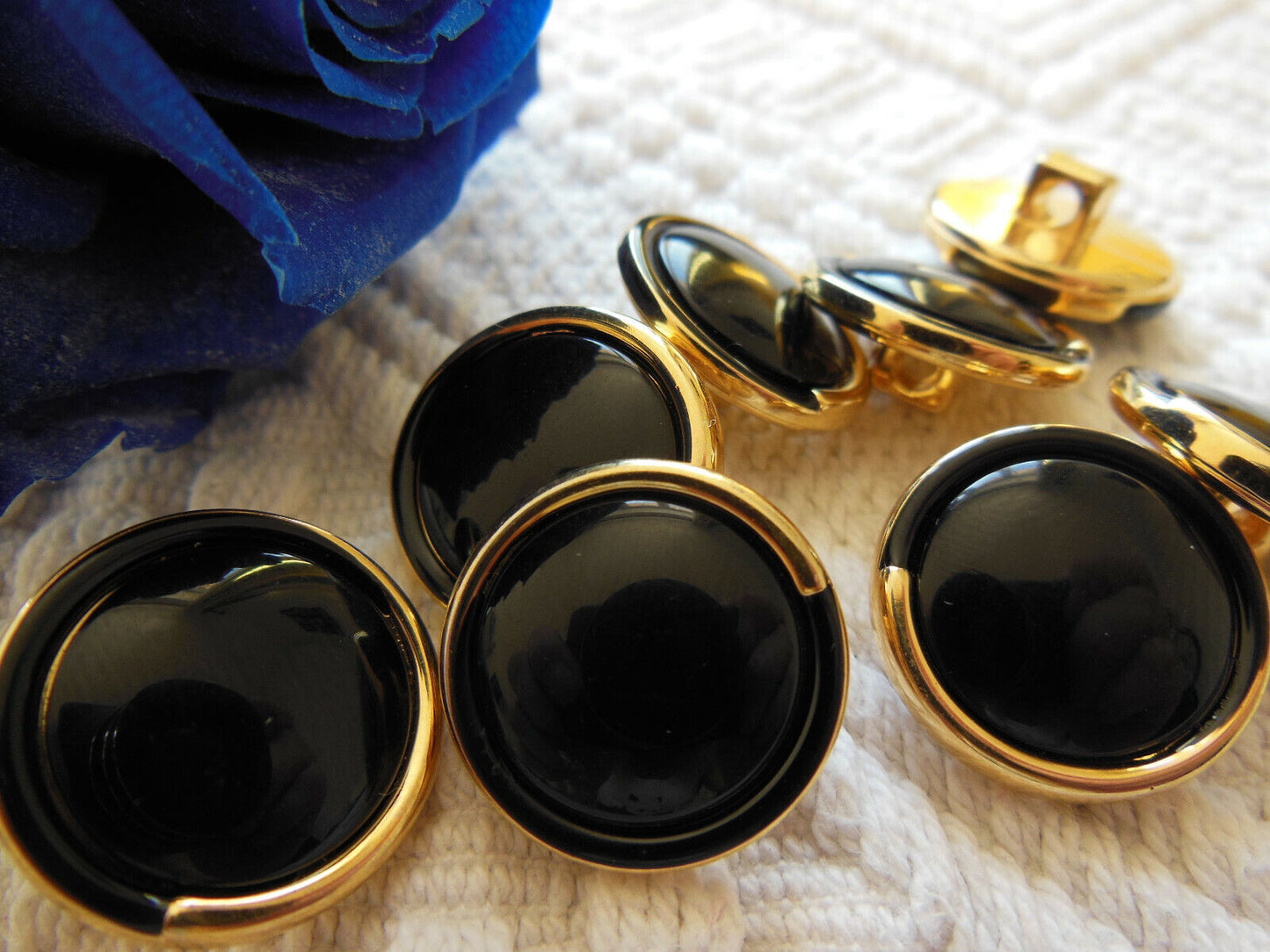 Lot 8 boutons vintage doré noir à pied diamètre 1,8 cm ref  2462