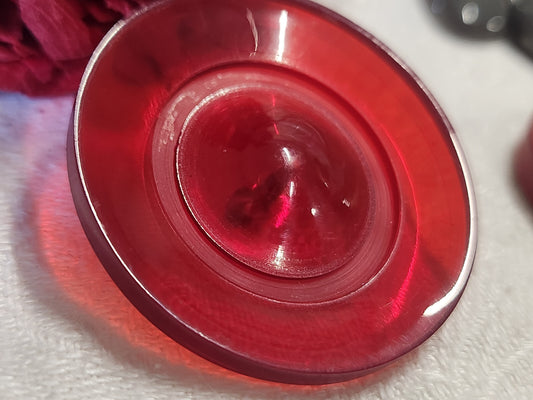 Gros bouton vintage rouge transparent pied laiton 3,9 mm ref 2384