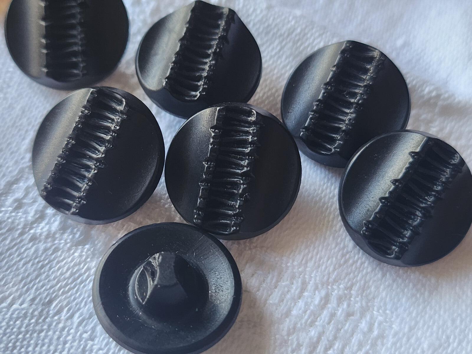 Lot 6 boutons anciens en verre noir mat travaillé 1,7 cm ref 2484