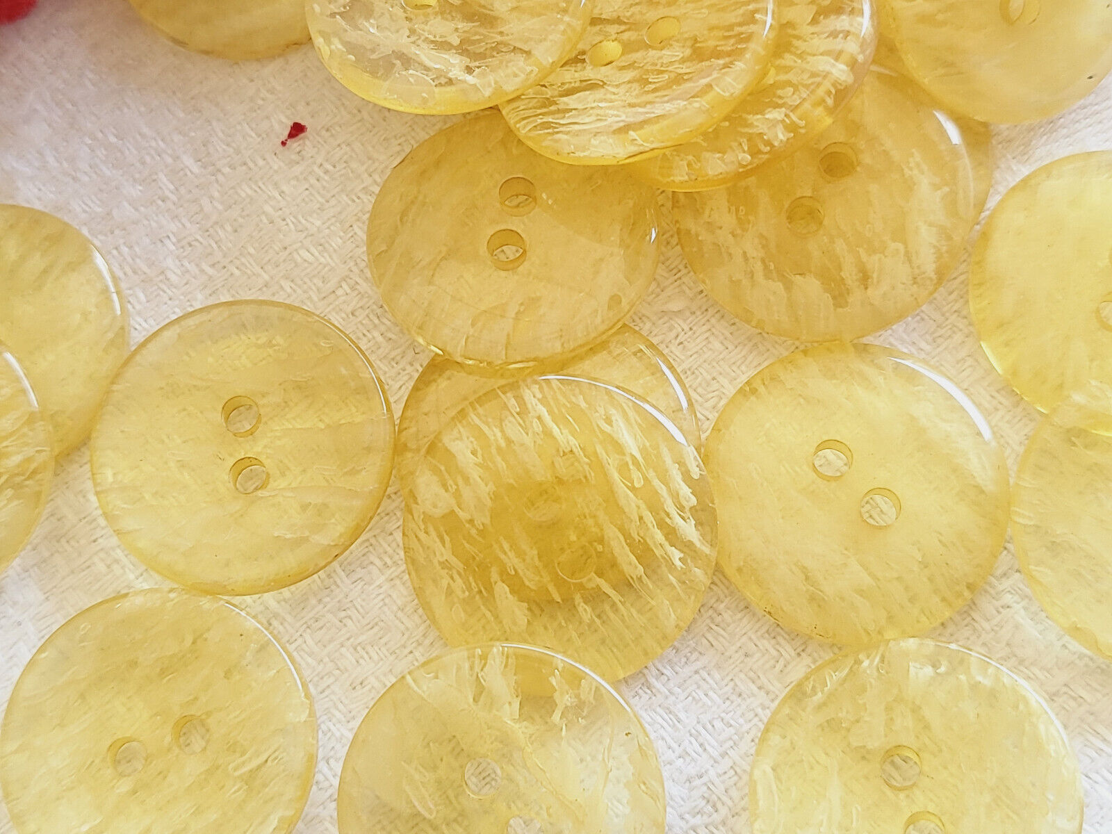 Lot 12 boutons vintage jaune transparent 4 trous diamètre 2 cm  ref 553