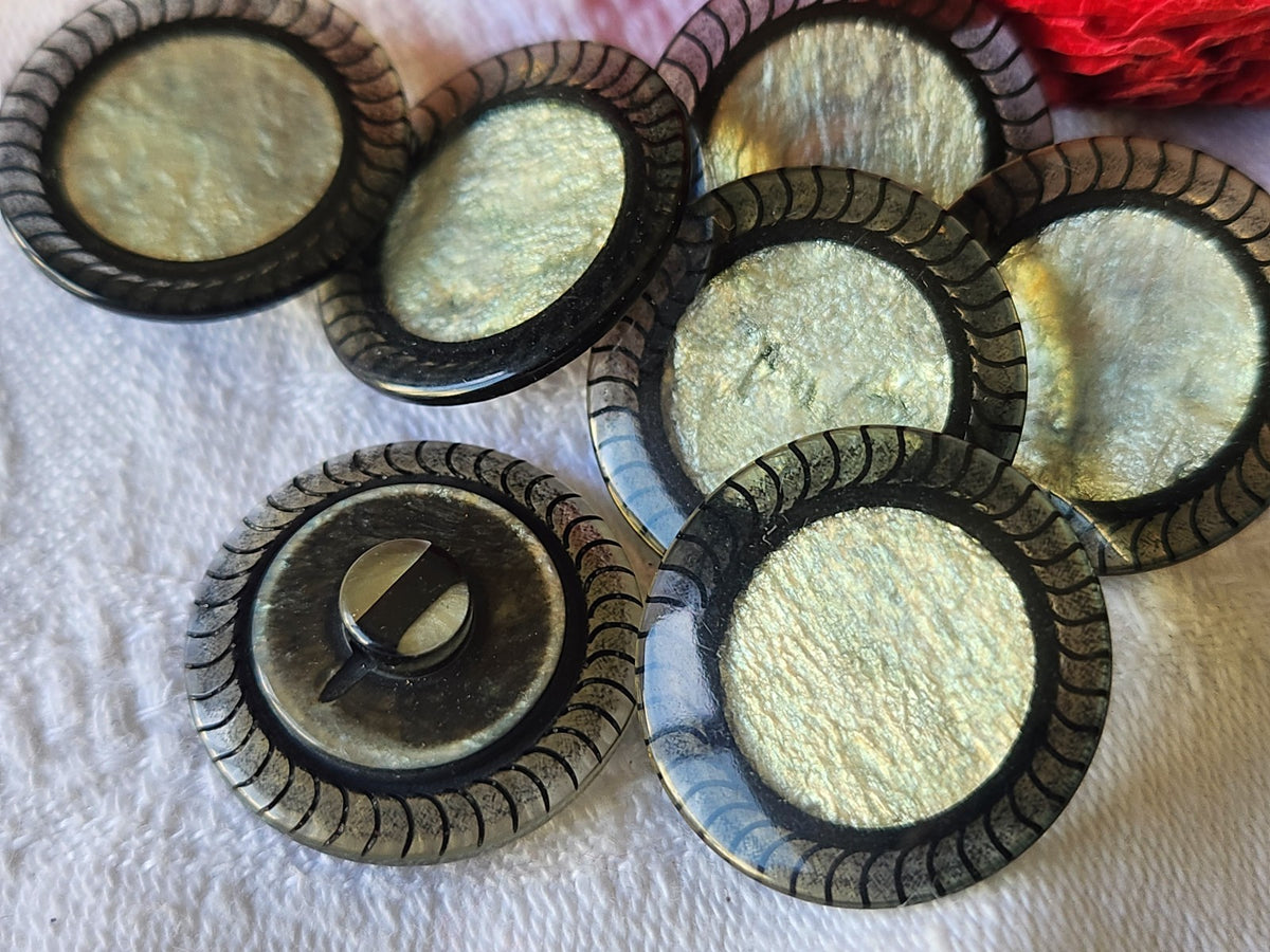 Lot 5 boutons vintage noir coeur crème satiné nacré pied 2,3 cm ref 5476