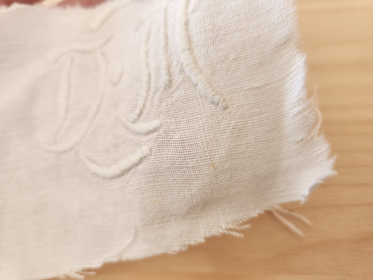 Monogramme ancien DM  pour création récup patchwork couture T3