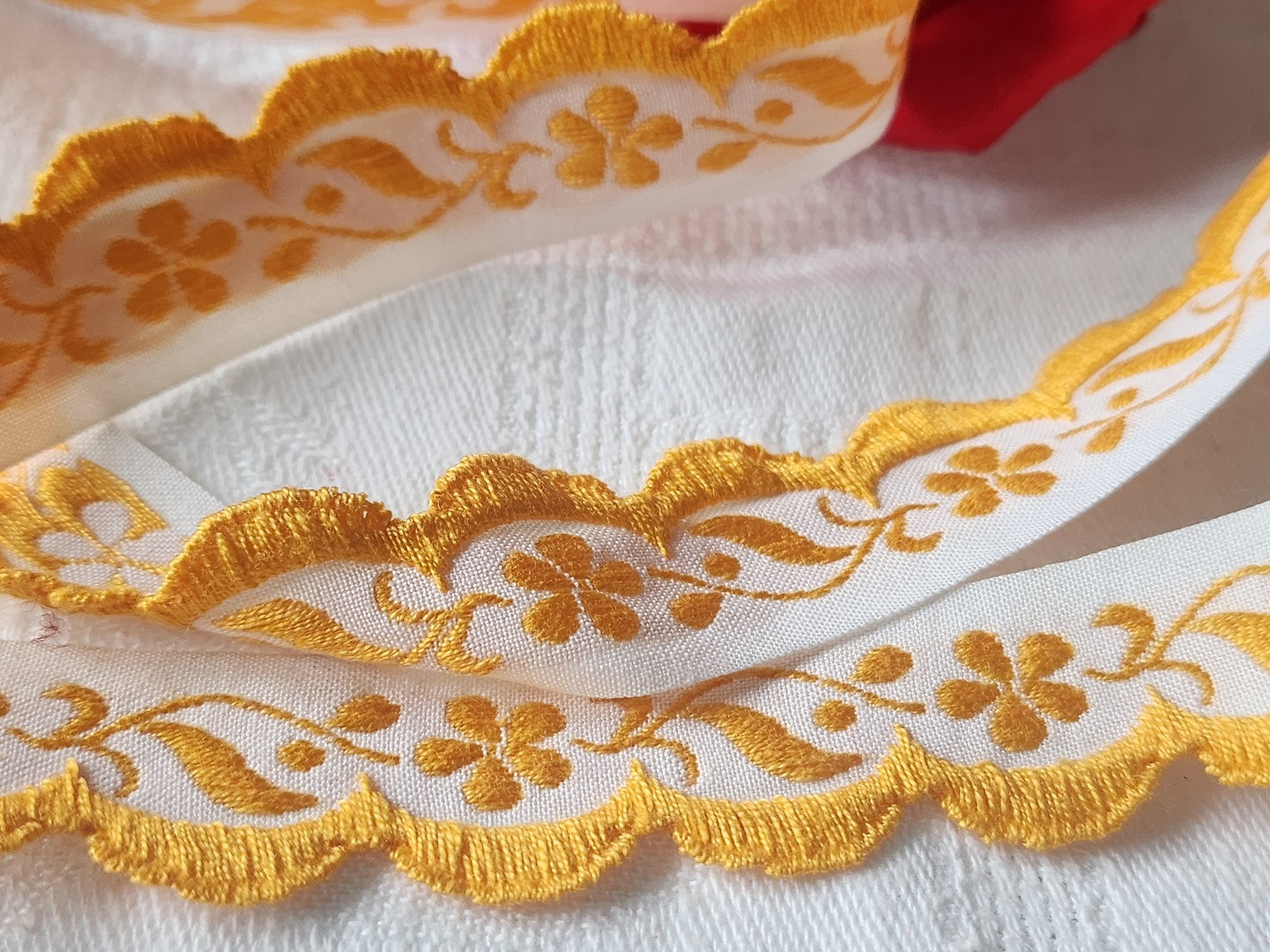 Galon vintage  festonbordure jaune fleur 3 métres sur 2 cm A2