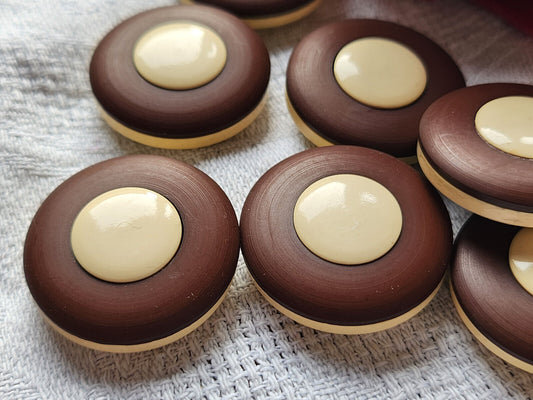 Lot 8 boutons vintage gros beige marron  2,6 cm à pied deux tons ref 3310
