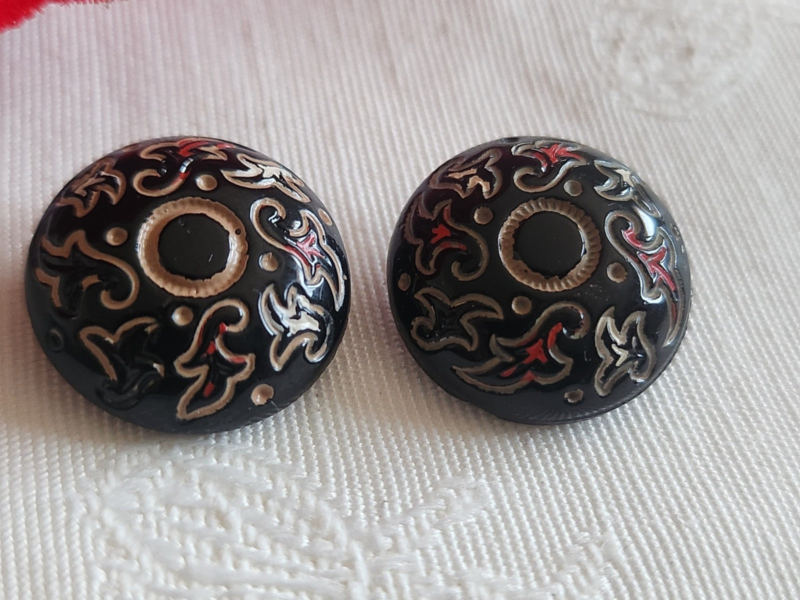 Duo boutons anciens en verre noir peint à pied   1,8 cm D15C