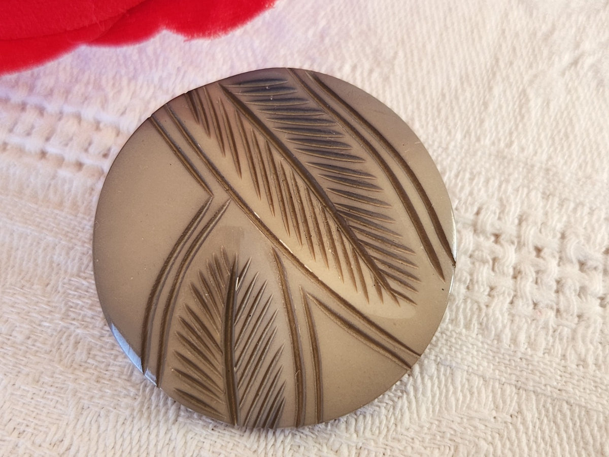Grand bouton ancien teinte grise marron  motif feuillage 3,3 cm 33 mm D14H