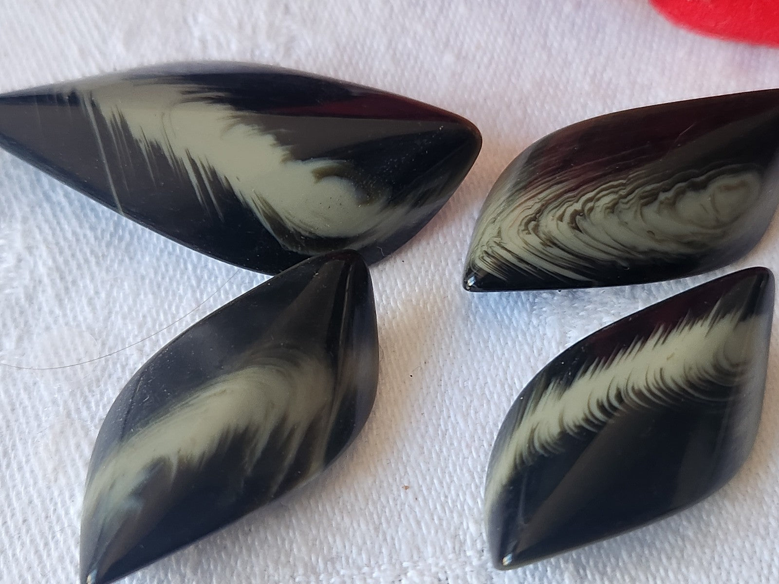 Lot 4 boutons vintage  long veine gris/vert noir panaché ref 680