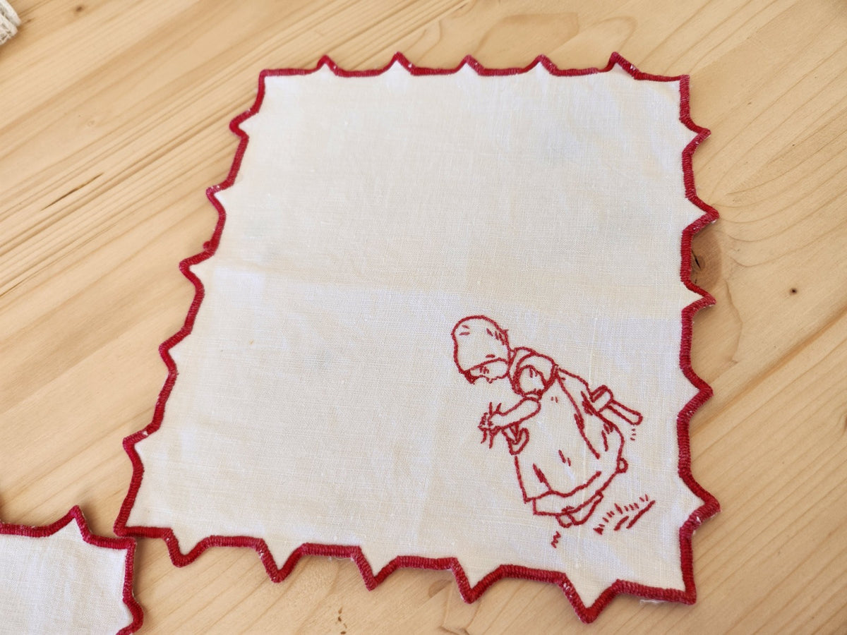 Deux napperons anciens "petite fille qui brode" rouge blanc  B8