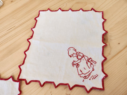 Deux napperons anciens "petite fille qui brode" rouge blanc  B8
