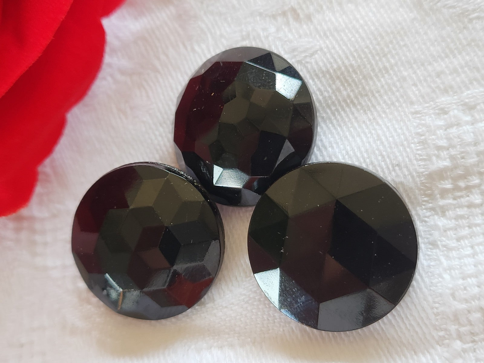 Trio  boutons anciens en verre noir à facette panaché pied 2,2 cm ref 2041