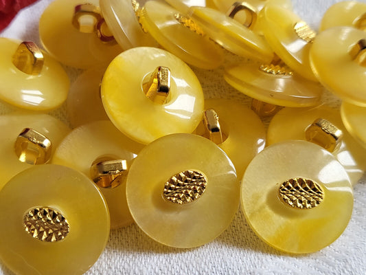 Lot 9 boutons vintage  jaune effet nacré à pied doré 1,7 cm ref 3315