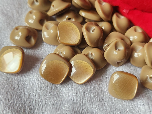 Lot 18 mini  boutons vintage à pied jolis carré marron clair 1 cm ref 338