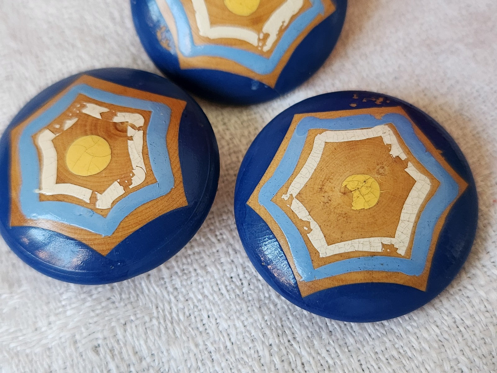 Trio gros boutons anciens en bois peint  2,5 cm bleu  D19P