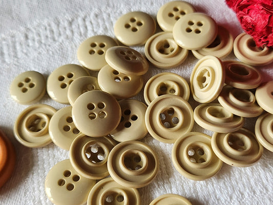 Lot 25 boutons vintage beige petits trous 1,4 cm lumineux ref 3108