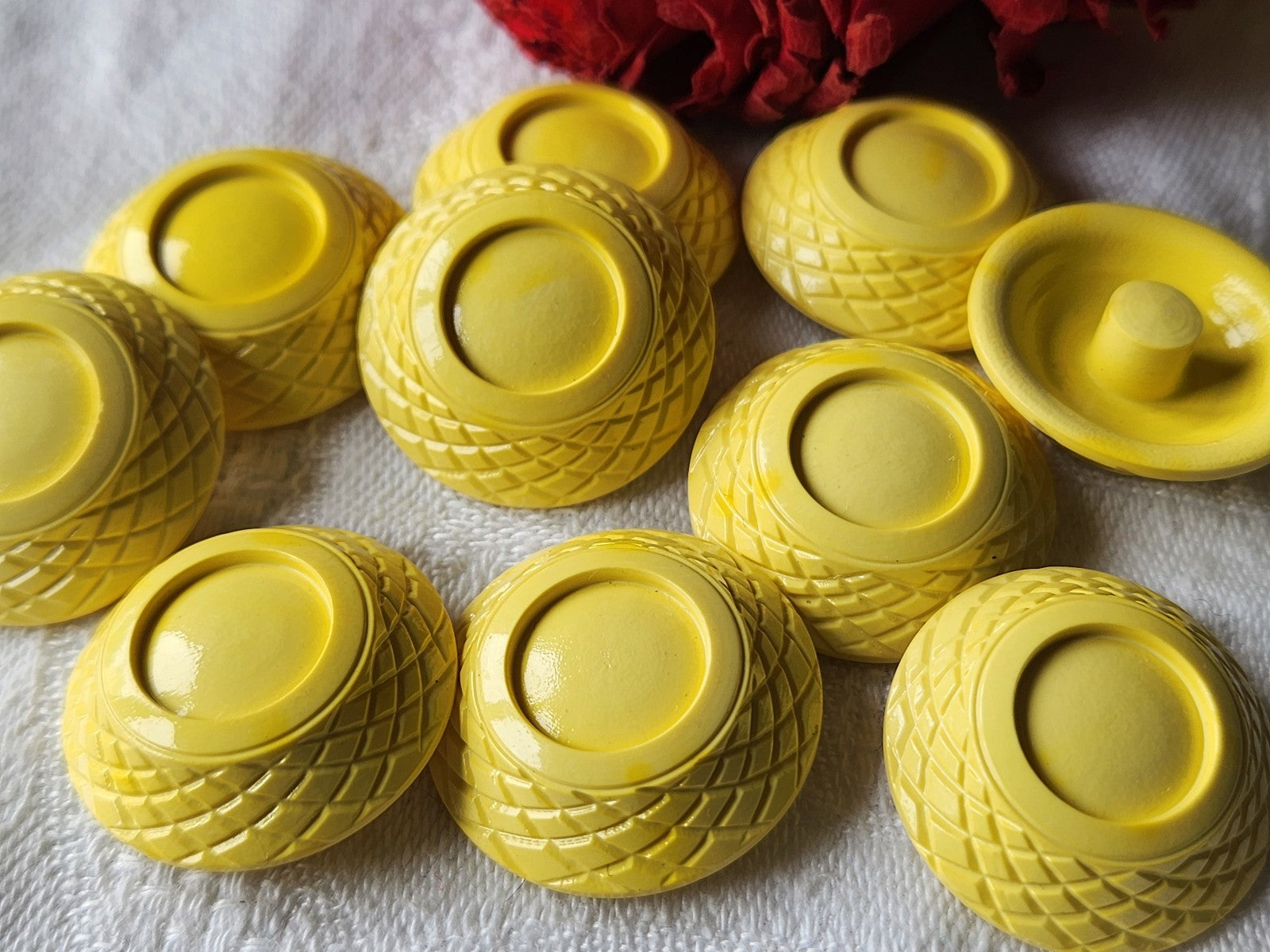 Lot 6 gros boutons jaune  à pied motif 2,5 cm ref 3760