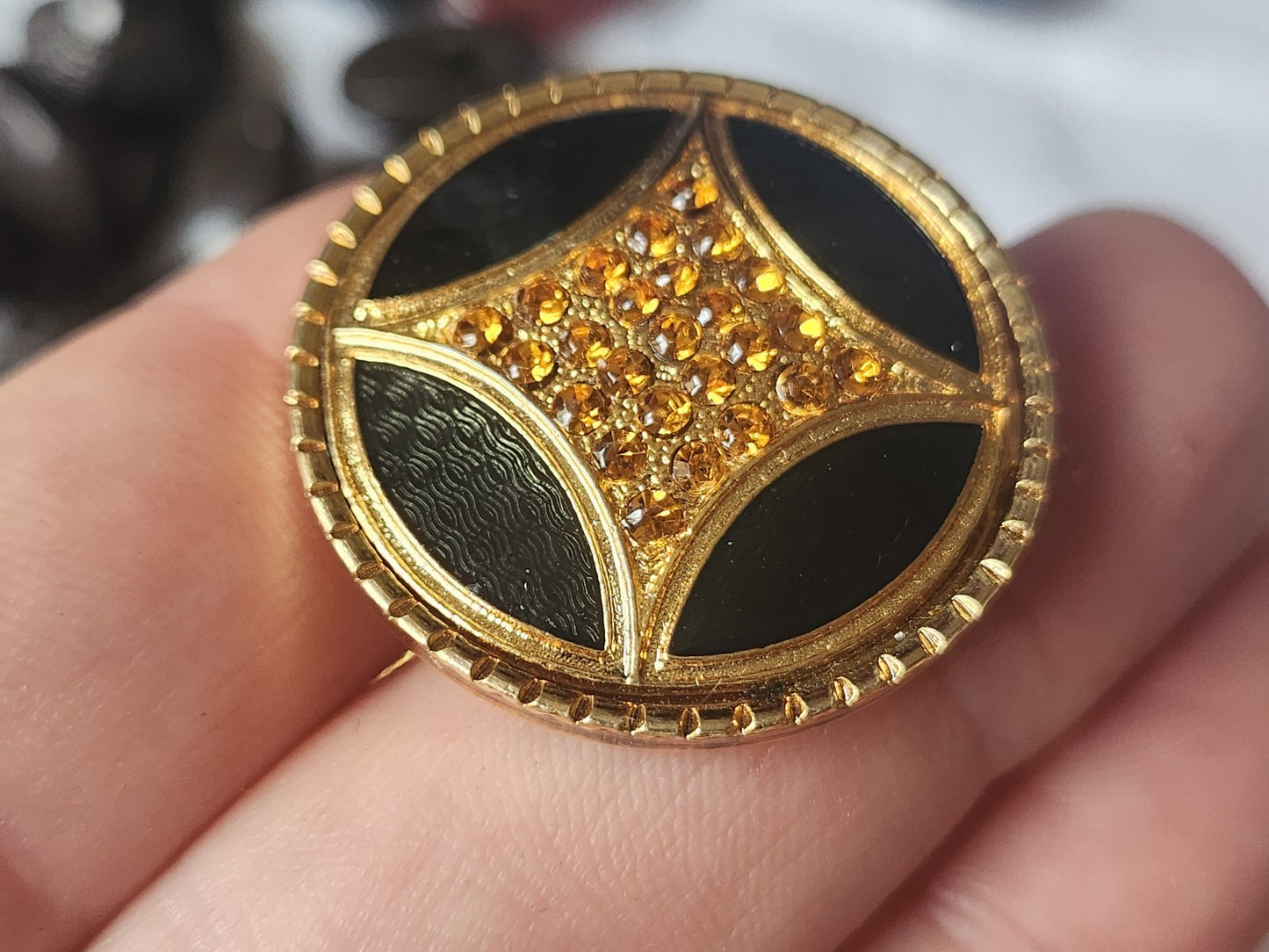 Superbe et gros bouton vintage vert metal effet strass orange 2,9 cm ref 1944
