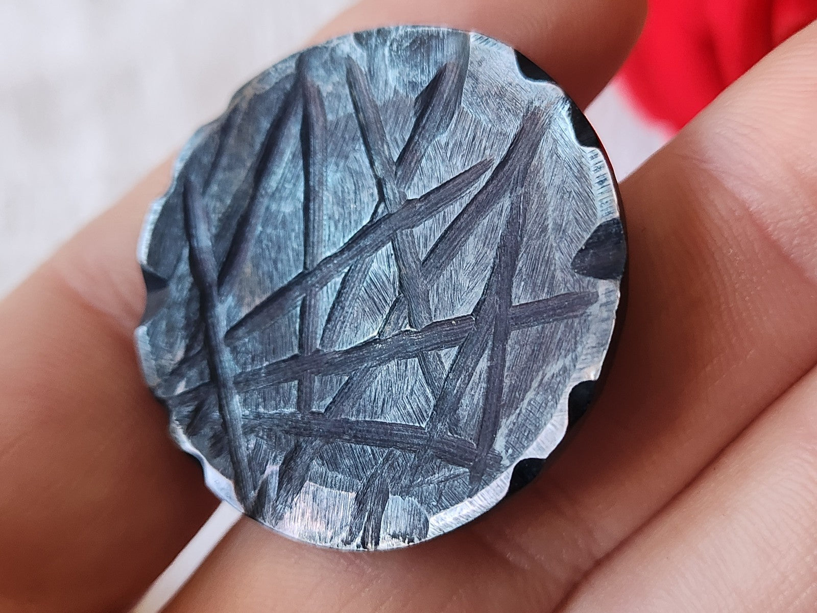 Collection gros bouton ancien en nacre ciselé bleu pied 3,5 cm ou 35 mm D11S