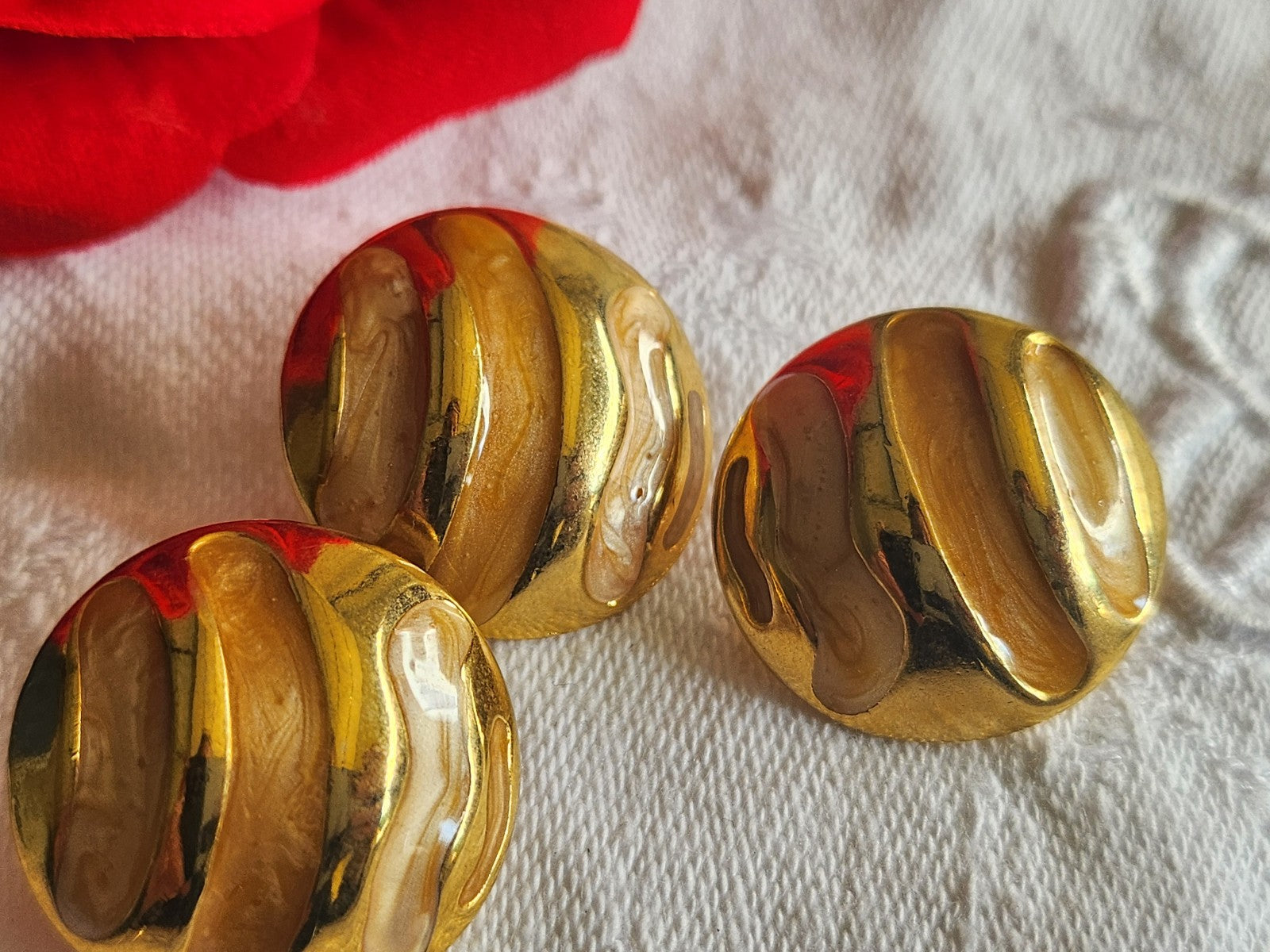 Trio boutons vintage en métal émaillé tonc saumon doré 2,2 cm pied ref 2834