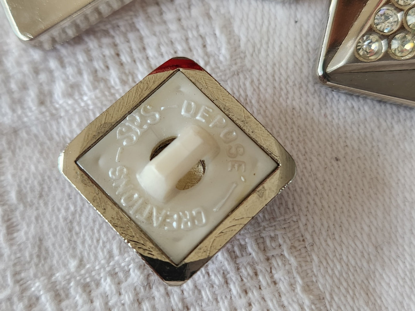 Lot 6 boutons  acrylique et strass en verre pied carré 1,6 cm  ref 6008