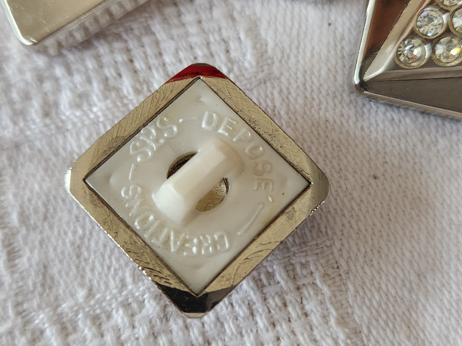 Lot 6 boutons  acrylique et strass en verre pied carré 1,6 cm  ref 6008