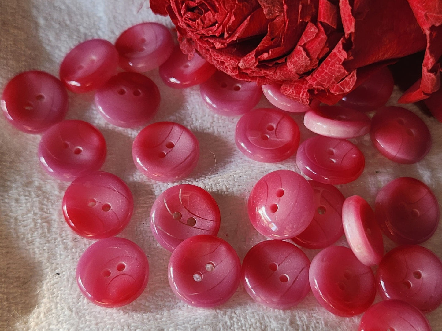 Lot 25 boutons vintage camaieu rose trous 1,2 cm ref 2871