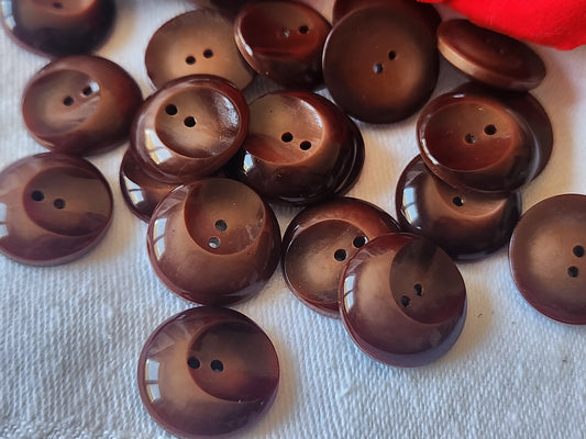 Lot 18  boutons vintage marron lumineux travaillé 1,8 cm trous ref 512