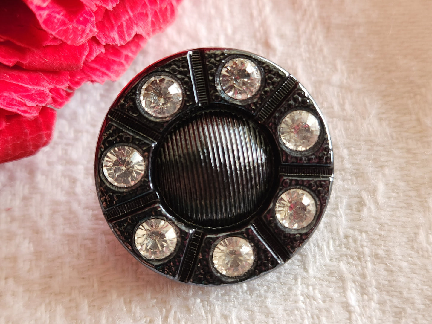 Bouton ancien en verre effet hématite avec strass   diamètre  2,2 cm G13A