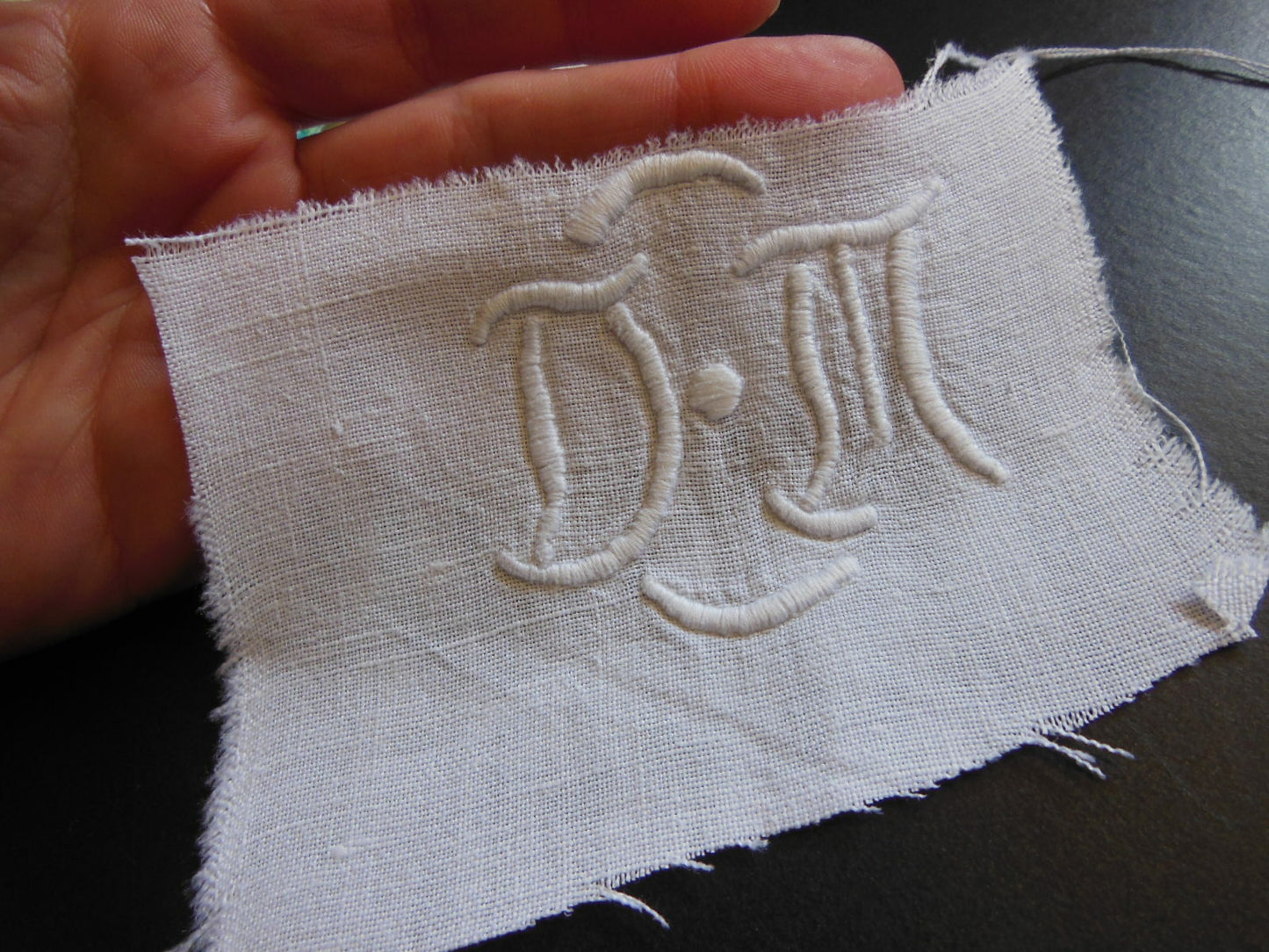 Monogramme ancien DM  pour création récup patchwork couture T3-6