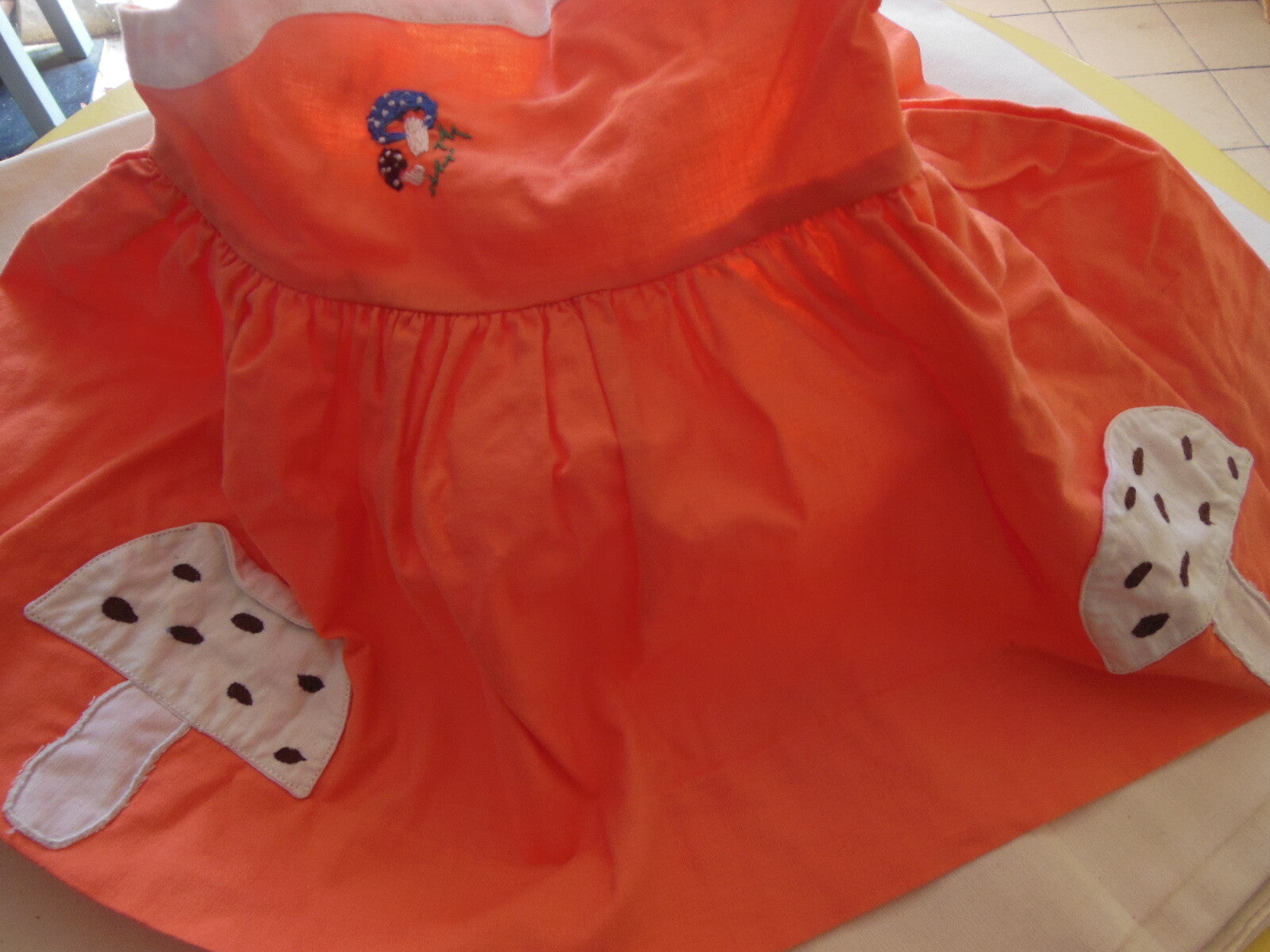 Petite robe ancienne enfant  poupée orange vintage champignon B4