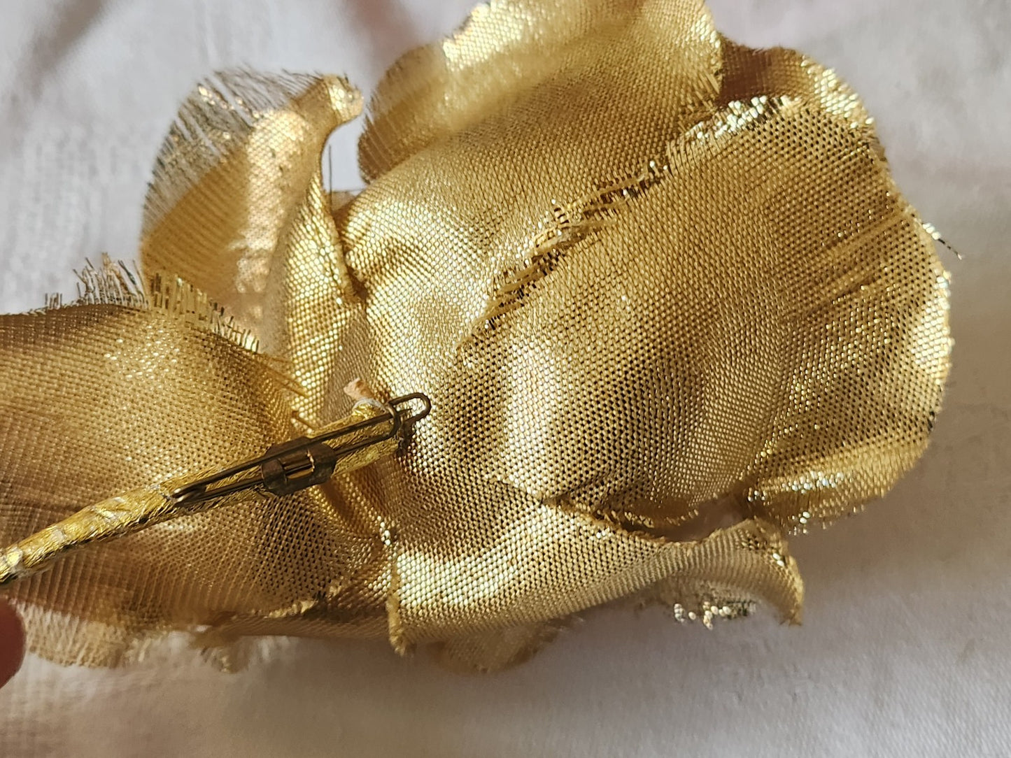 Grosse fleur ancienne dorée sur broche chapeau 10 cm sur 7,5  cm T0-05