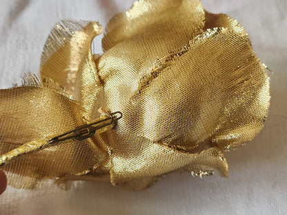 Grosse fleur ancienne dorée sur broche chapeau 10 cm sur 7,5  cm T0-05