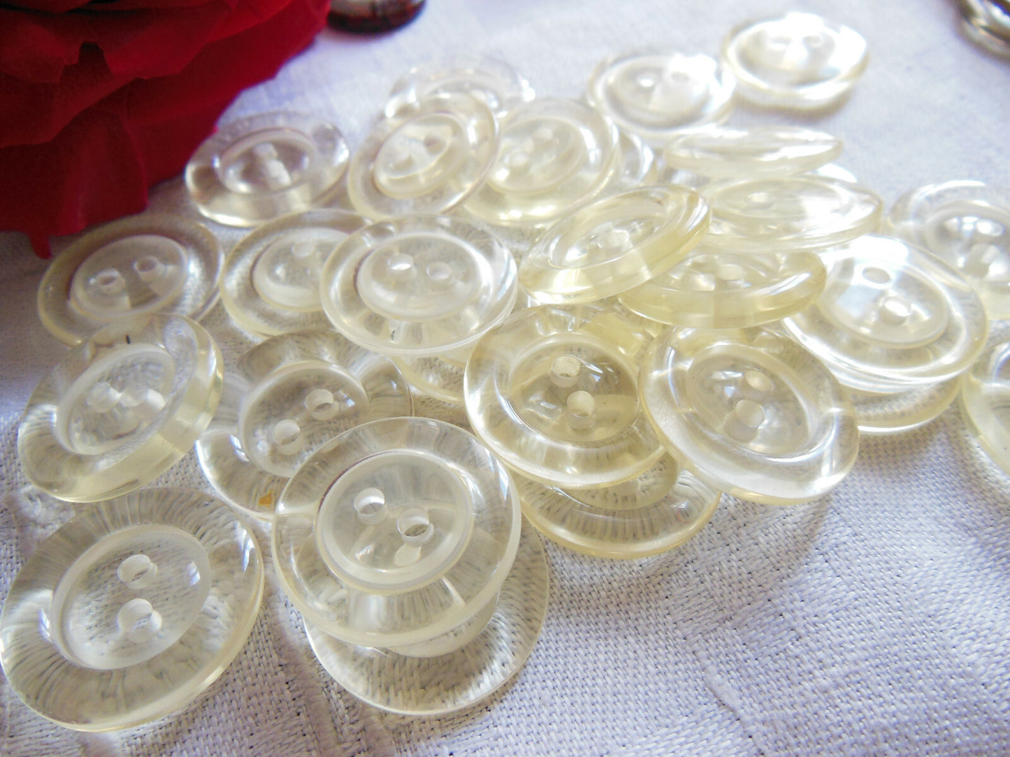 Lot 16 boutons vintage transparents légèrement jaune  diamètre 2 cm ref 5117