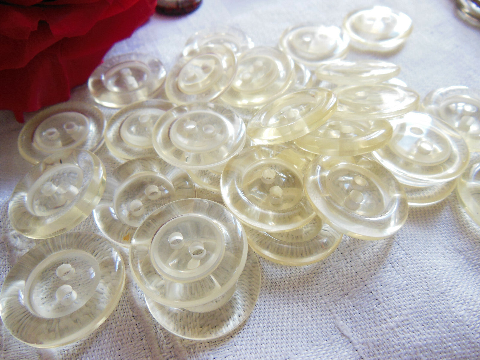 Lot 16 boutons vintage transparents légèrement jaune  diamètre 2 cm ref 5117