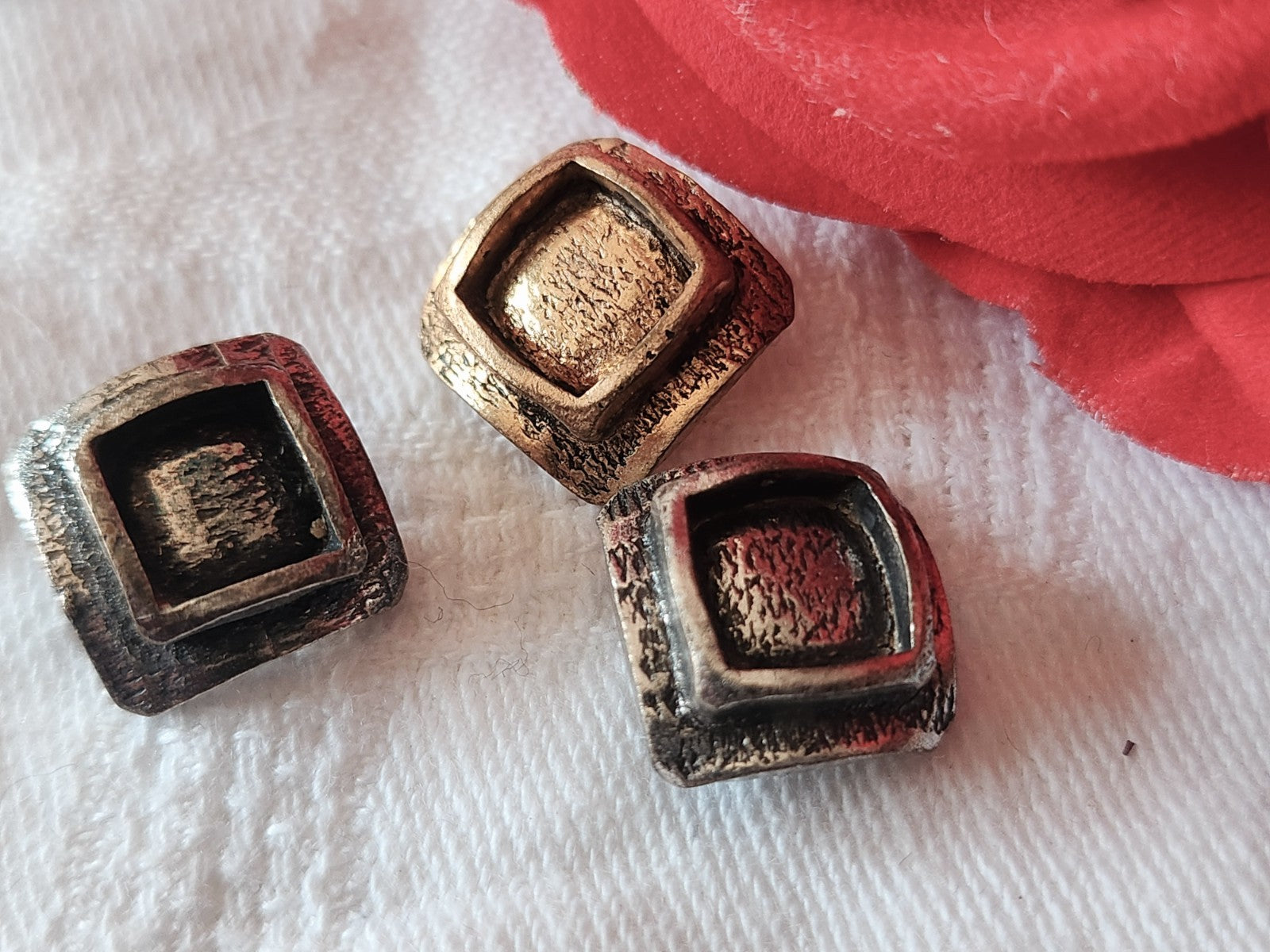 Trio petits boutons vintage en métal 1,3 cm à pied carré  G4J