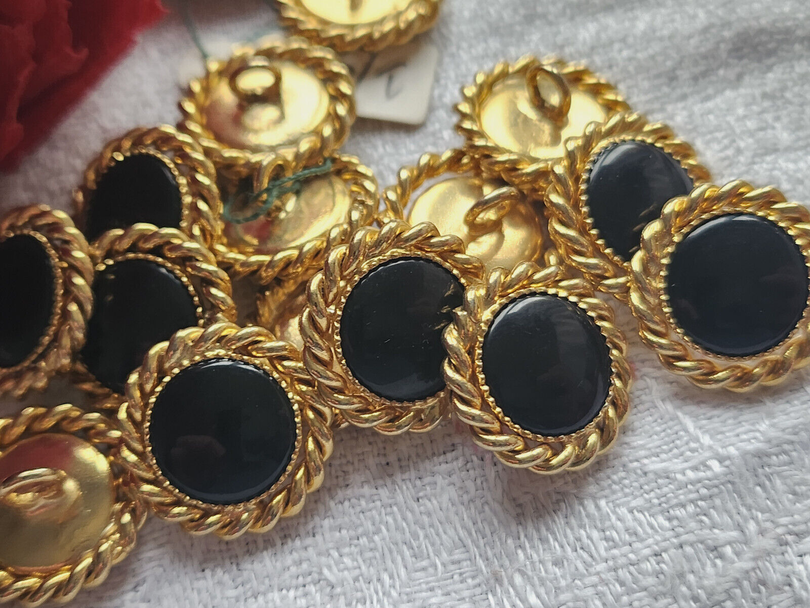 lot 7 boutons vintage en métal doré noir 1,5 cm pied ref 4712