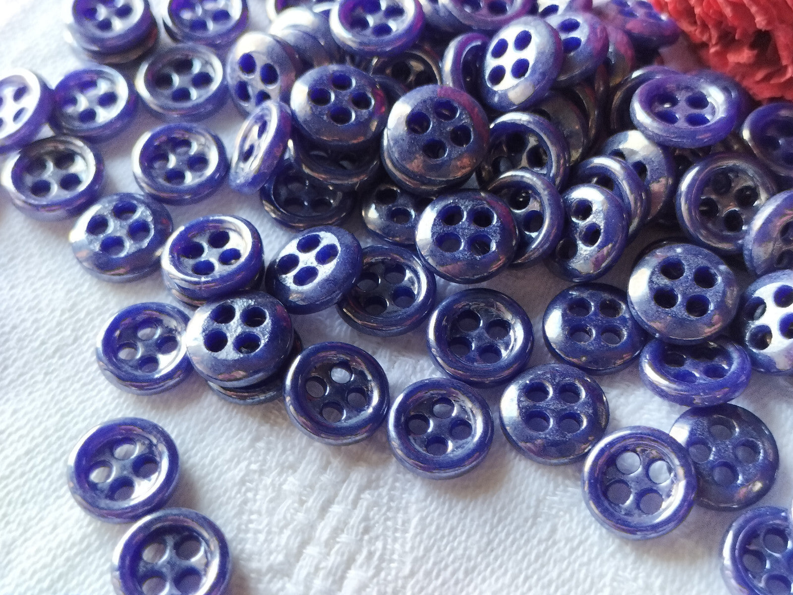 lot 24 mini boutons anciens pâte de verre bleu irisé 1 cm  layette ref 3863 **