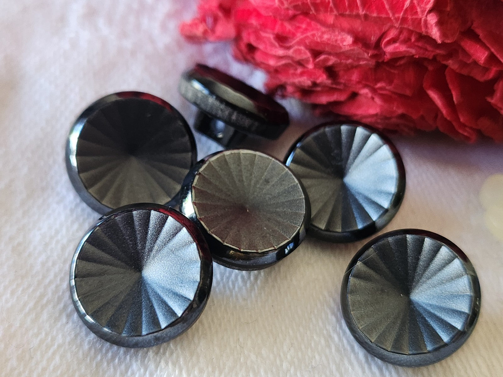 Lot 6 boutons anciens en verre gris effet facette 1,3 cm ref 5237