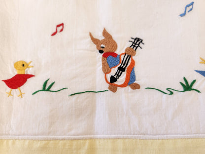 Ancien petit drap  enfant bébé vintage broderie ours musicien B8