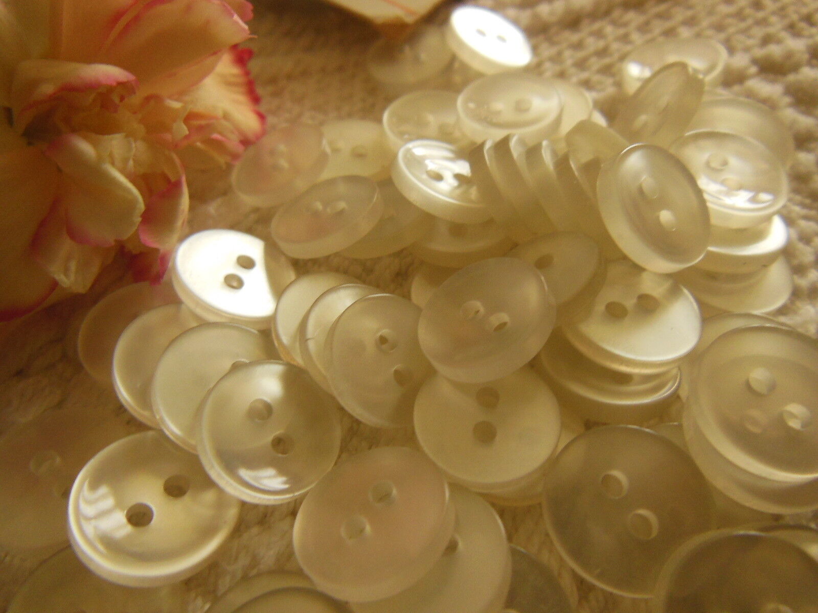 Lot 45 boutons vintage  blanc petits  style iminacre diamètre: 1,1 cm ref 1065