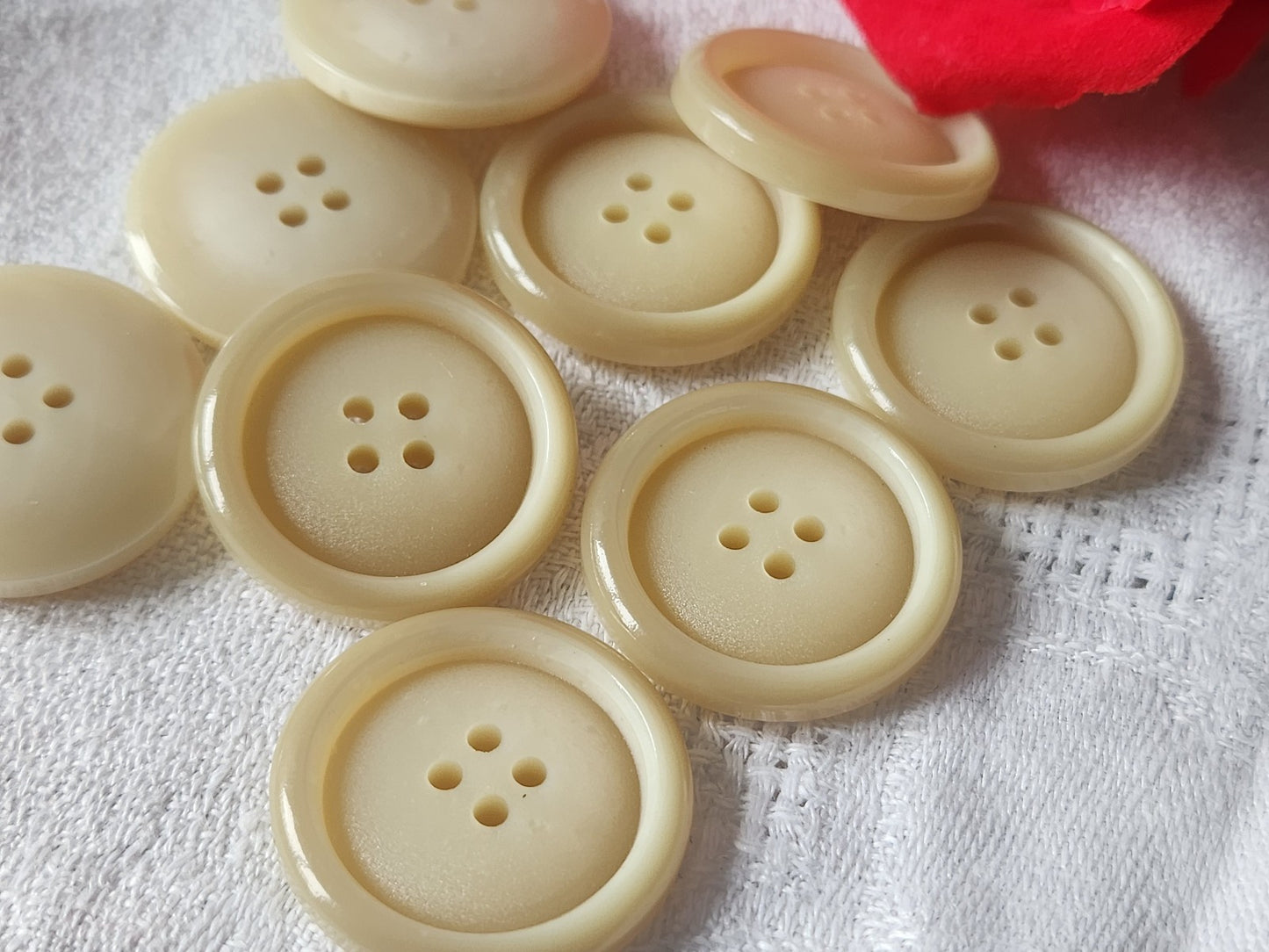 Lot 9 gros boutons vintage créme trous  2,6 cm ref 3206