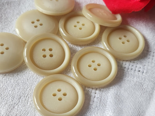 Lot 9 gros boutons vintage créme trous  2,6 cm ref 3206