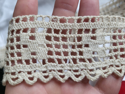 Dentelle large ancienne plutôt épaisse main en 2 coupons 1 m15 et 95 cm sur 5 cm