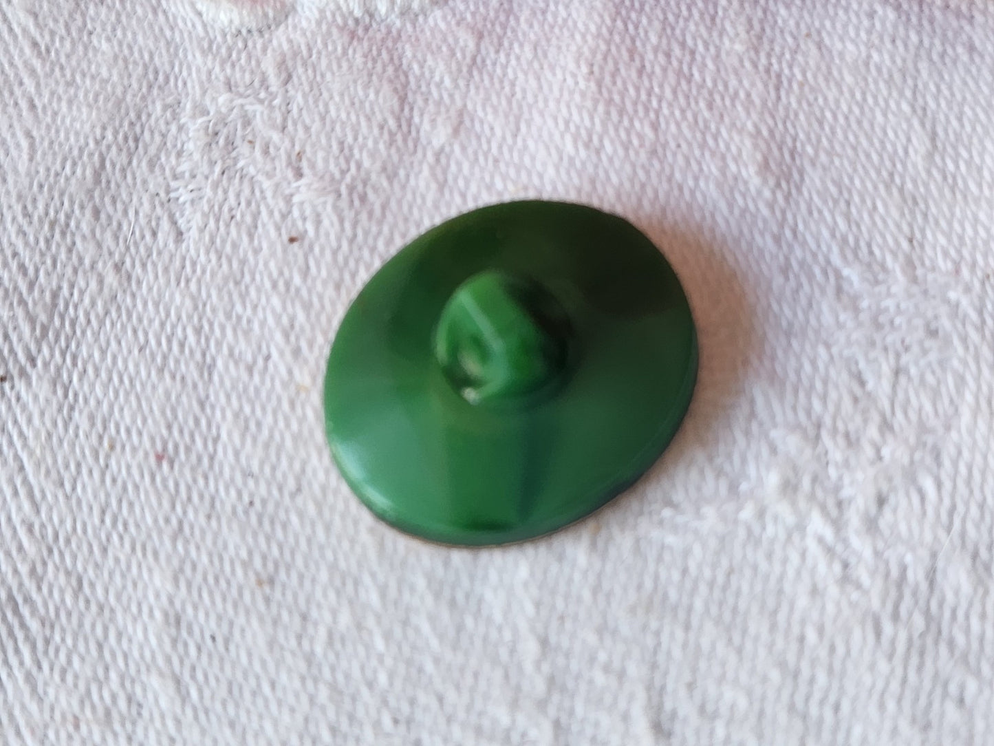 Bouton vintage en verre ovale vert doré 1,9 sur 2,2 cm D4B