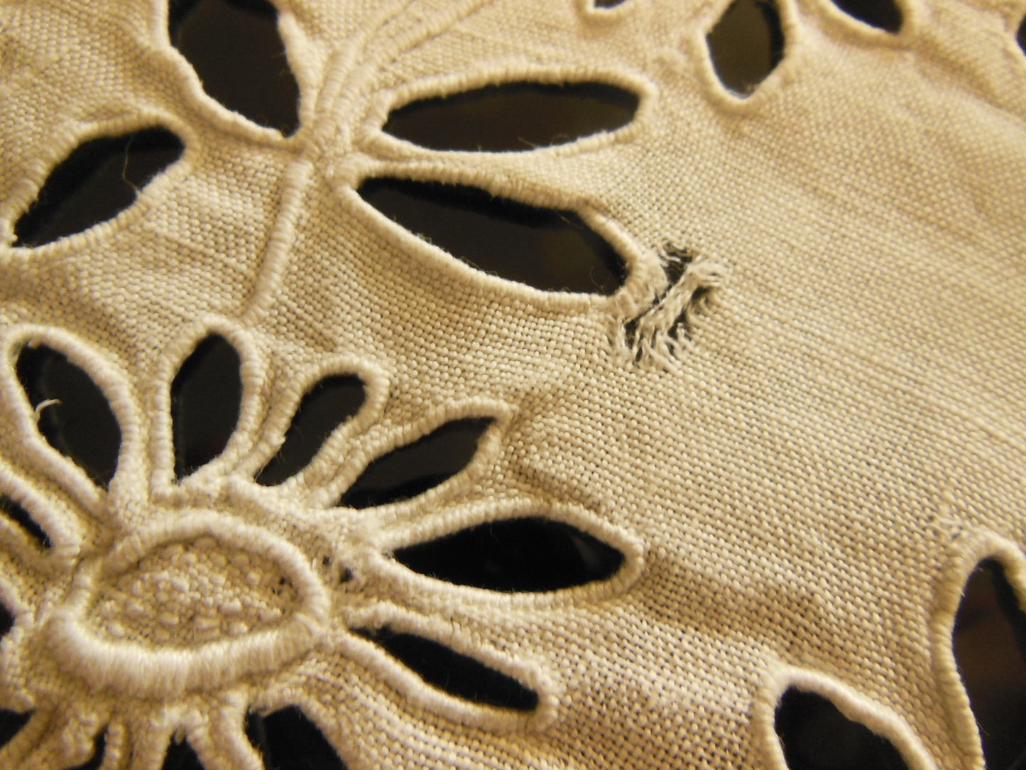 Broderie ancienne grosse main ajourée dentelle pour recup incrustation  B7