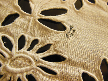 Broderie ancienne grosse main ajourée dentelle pour recup incrustation  B7