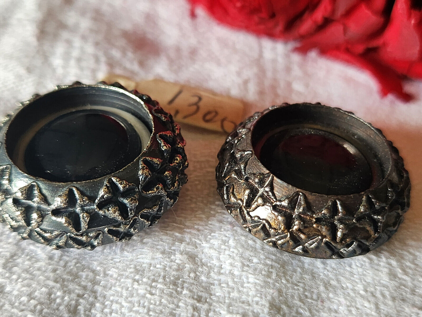 Duo gros  boutons vintage en résine coeur noir marron 2,5 cm pied ref 4824