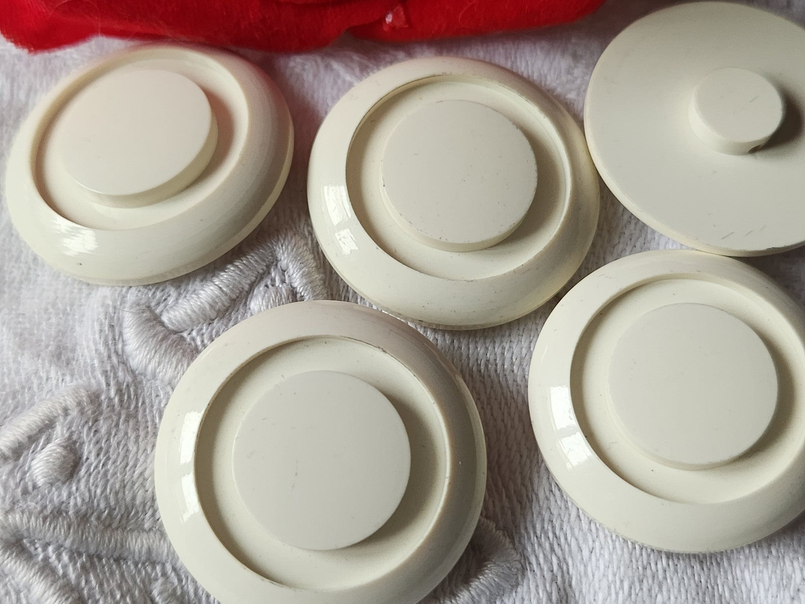 Lot 5 boutons vintage  créme lumineux travaillé à pied 2,7 cm ref 458