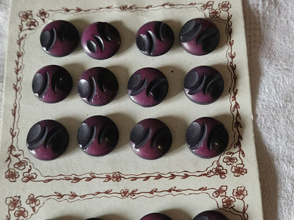 Lot  24 boutons anciens en corozo violet travaillé  plaque pied  1,4 cm n°33