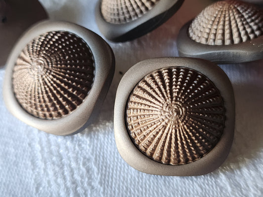 Lot 6 superbes boutons vintage marron travaillé dome 2,4 cm pied ref 2730