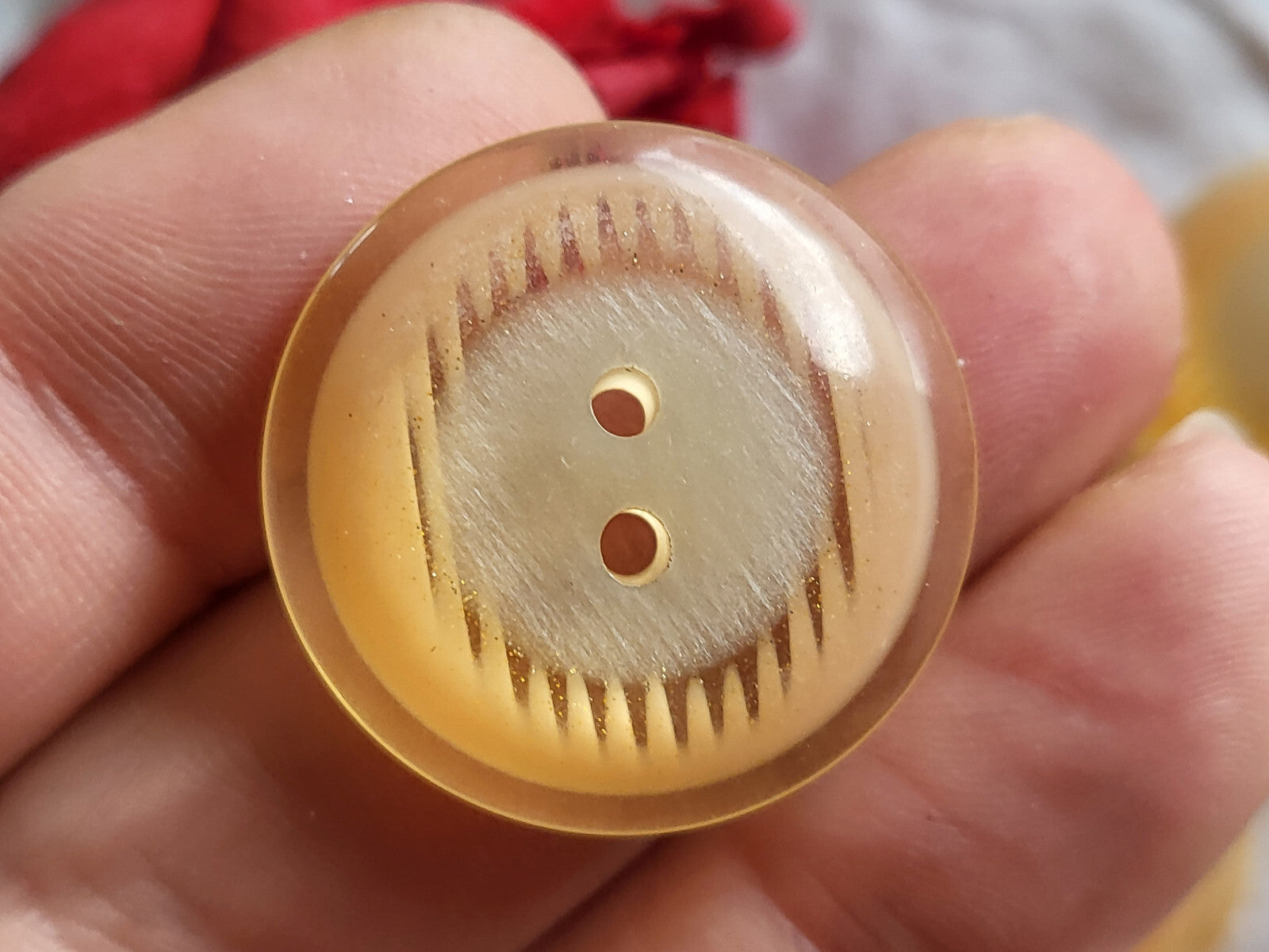 Lot 6 gros boutons vintage épais inclusion saumon doré à trous  2,8 cm ref 1047